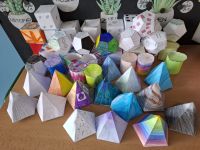 Když geometrie ožije – 4.B a 3.A modelovaly tělesa z papíru