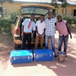Peter-a-dalsi-student-dorazili-do-nove-skoly-250-km-daleko-od-Nairobi.jpg