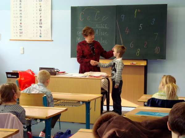 Předávání pololetních vysvědčení.